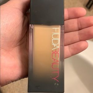Huda Beauty foundation in shade TRES LECHES 320G